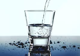 Uzdatnianie wody w domu. Czy warto uzdatniać wodę? Czy lepiej wodę  filtrować czy zmiękczać? Polecane urządzenia - muratorplus.pl